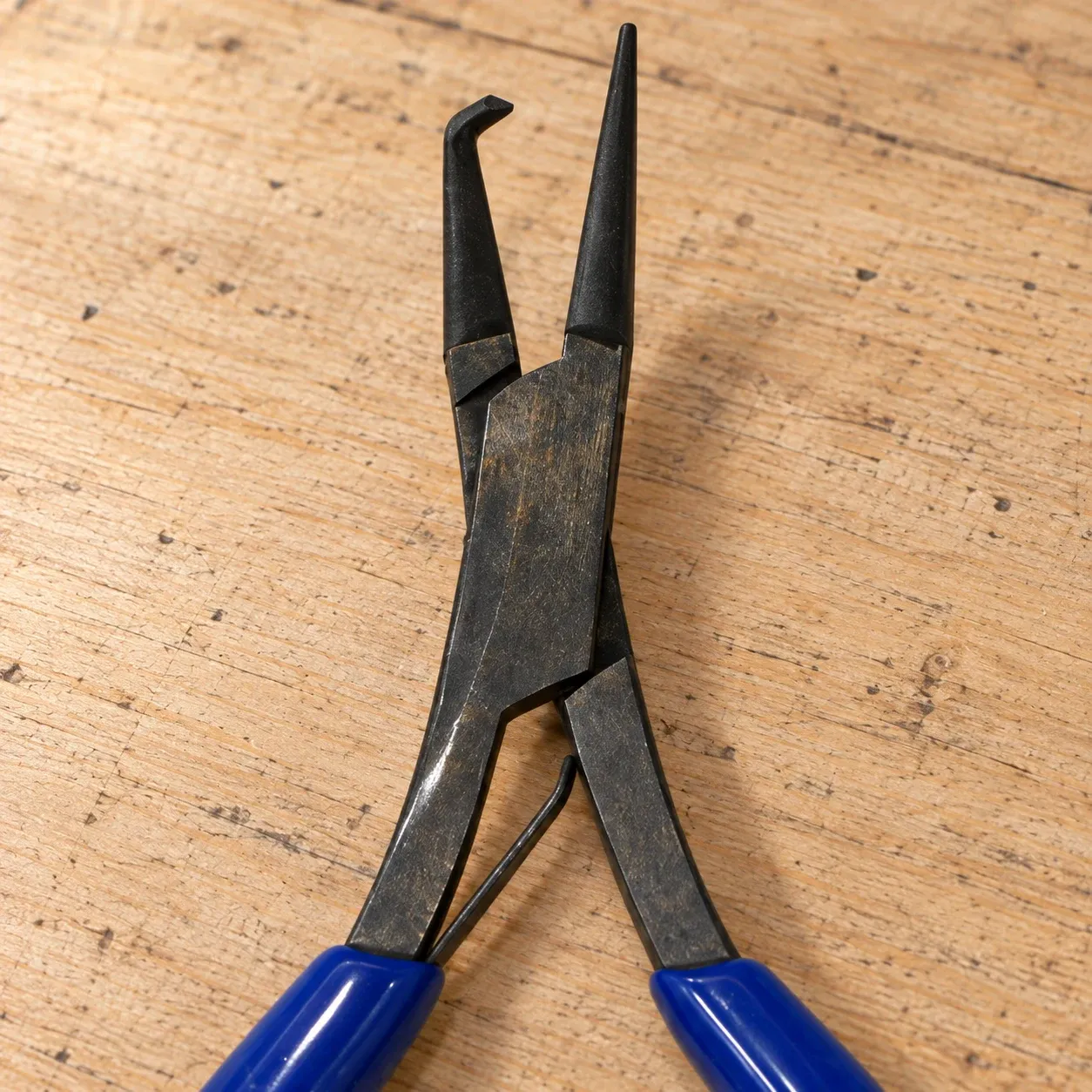 Blue-Handle Split Ring Pliers actual source-supported construction detail