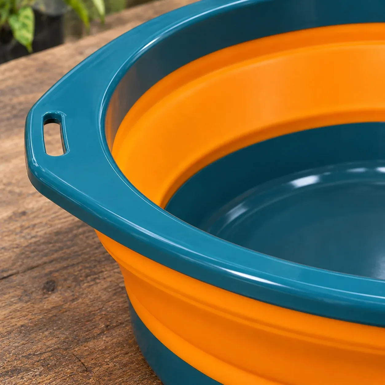 Finley Bait Bowl — Blue and Orange / 39.2 cm — construction close-up